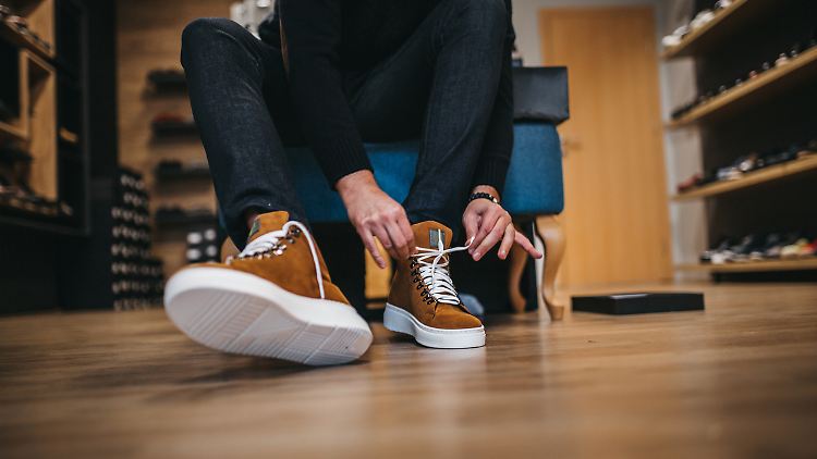 Beim Schuhkauf im Online-Outlet lässt sich viel Geld sparen.