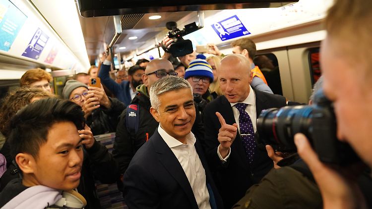 Neben Londons Bürgermeister Sadiq Khan wollten Hunderte Londoner zum Start der Elizabeth Line mit der U-Bahn fahren.