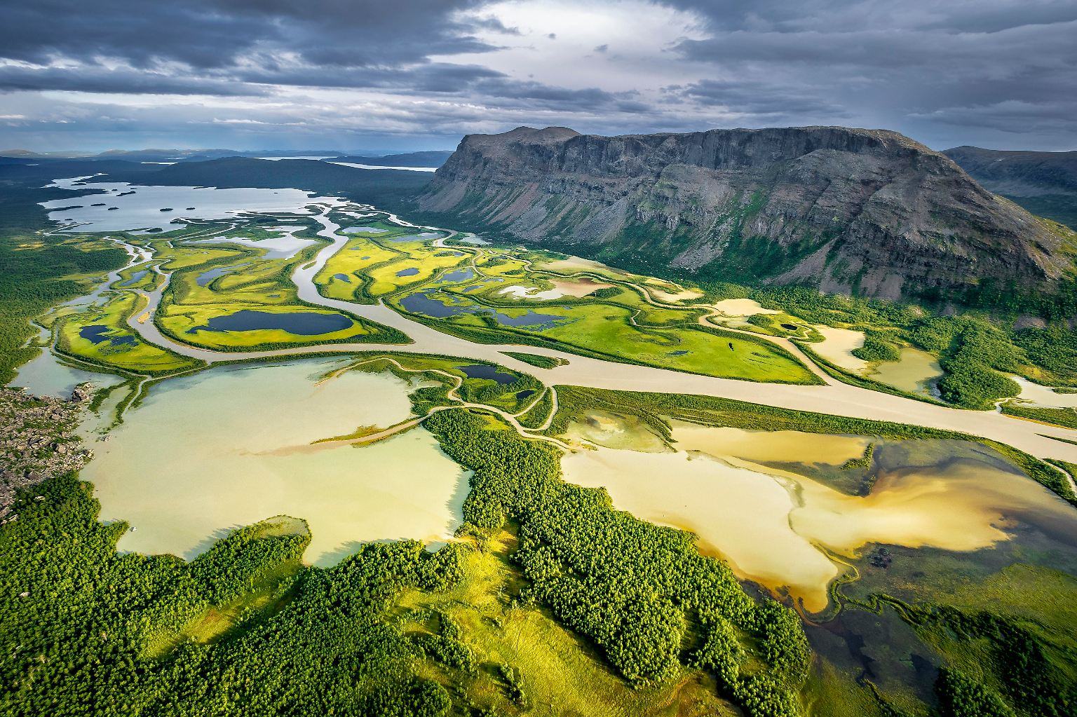 Seit 1999 wird jedes Jahr am 24. Mai in allen europäischen Großschutzgebieten der "Tag der Parks" begangen. Anlass ist die Gründung der ersten neun Nationalparks in Schweden (im Bild Nationalpark Sarek in Lappland), ...