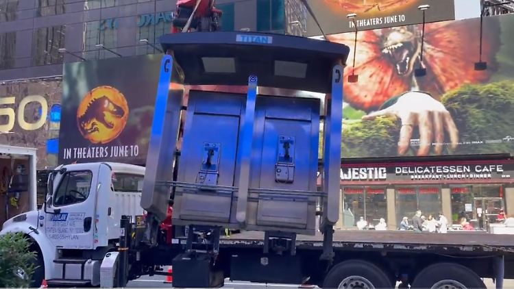 Die letzte New Yorker Telefonzelle befand sich in der Nähe des Times Square - "Ende einer Ära" , twitterte Bezirkspräsident Levine.