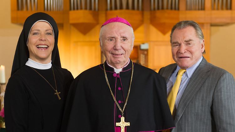 Horst Sachtleben (M.) mit den beiden Hauptdarstellern von "Um Himmels Willen": Janina Hartwig und Fritz Wepper.