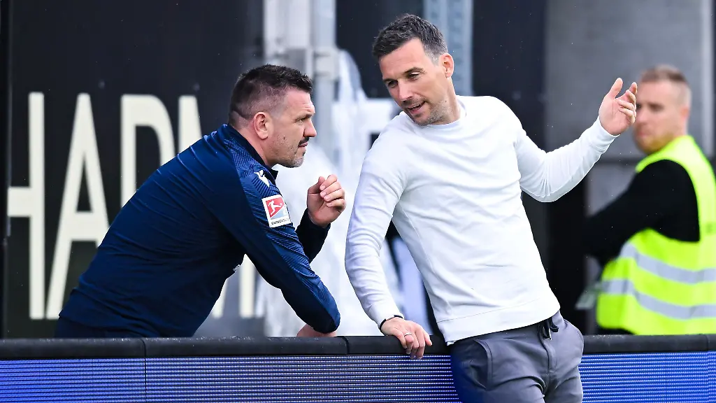 Bereit-fuer-den-Saisonstart-Karlsruhes-Co-Trainer-Zlatan-Bajramovic-und-Chefcoach-Christian-Eichner-r