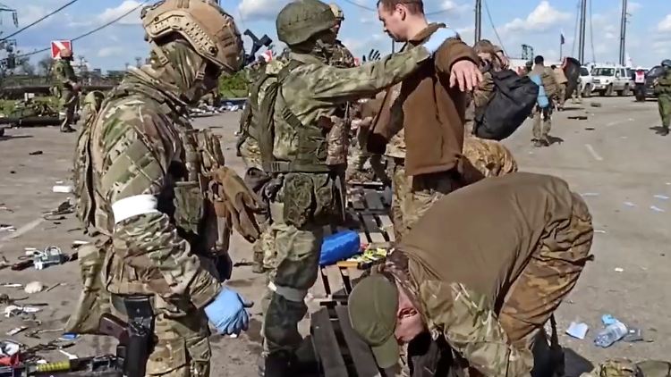 Russlands Staatsfernsehen schlachtet besonders die Aufgabe der Kämpfer im Stahlwerk von Mariupol aus.