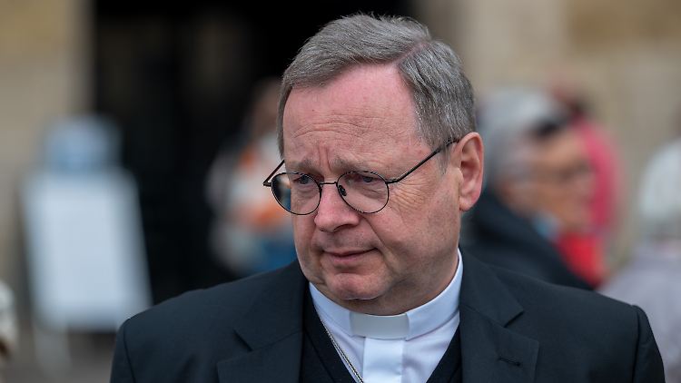 Bischof Bätzing habe beide Frauen angehört und dem Pfarrer "einen förmlichen Tadel" ausgesprochen, heißt es.