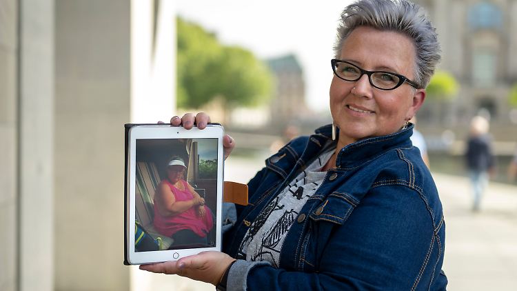 Alexandra Knoch mit einem Bild vor der OP.