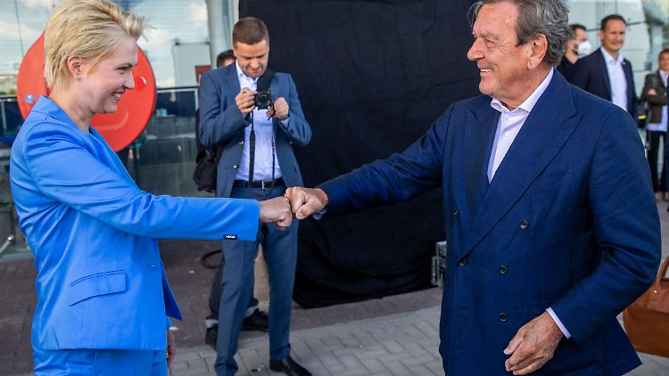 Zwei, die über ihr Verhältnis zu Russland in die Kritik geraten sind: Manuela Schwesig und Gerhard Schröder.