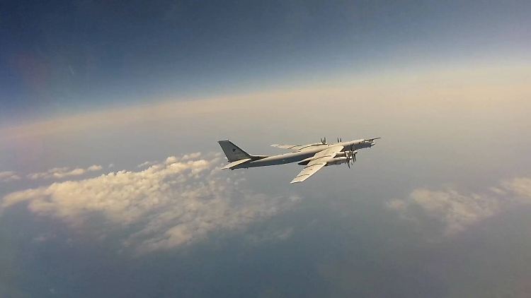 Das vom russischen Verteidigungsministerium zur Verfügung gestellte Foto soll eine russische Tu-95MS während der gemeinsamen Patrouille mit chinesischen Maschinen zeigen.  