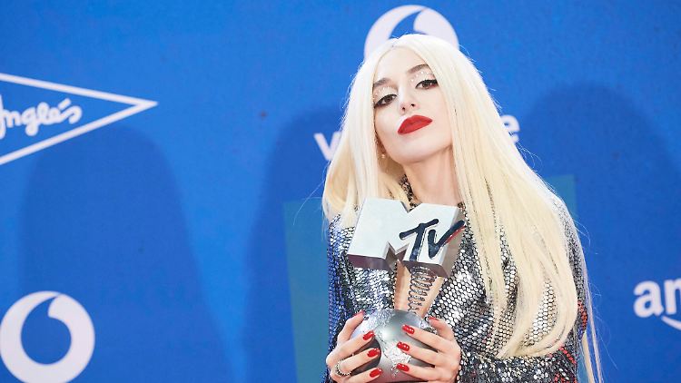 Ava Max bekam 2019 im spanischen Sevilla einen Preis.