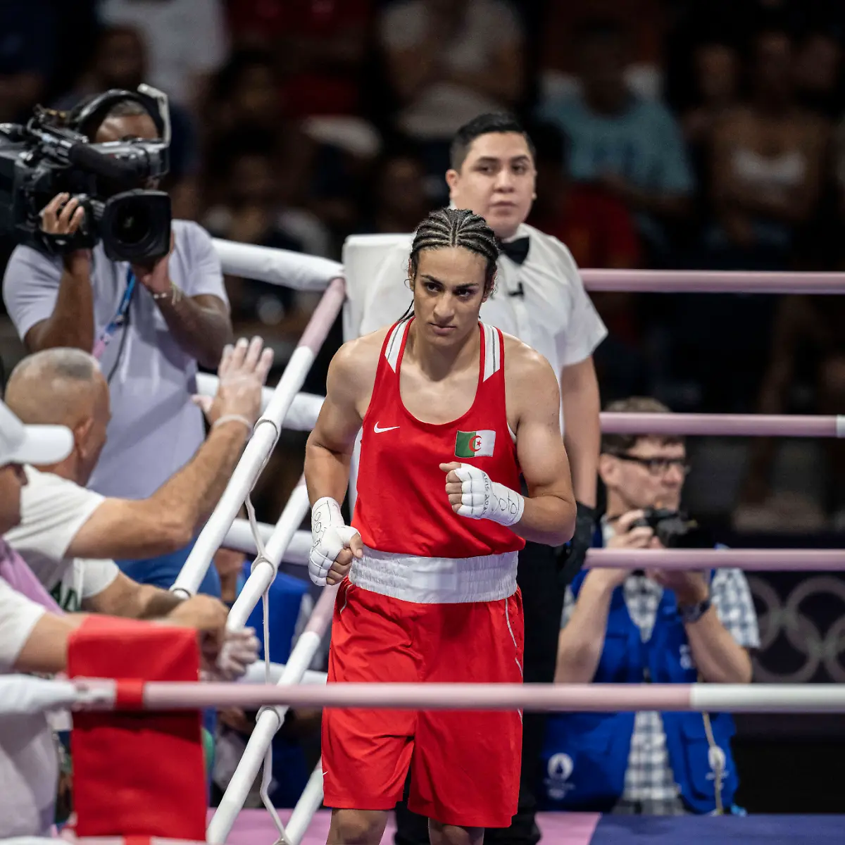 Der-schnelle-Sieg-von-Olympia-Boxerin-Imane-Khelif-hat-eine-Kontroverse-ausgeloest