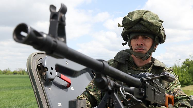 Russischer Soldat beim Vormarsch in der Ostukraine. 