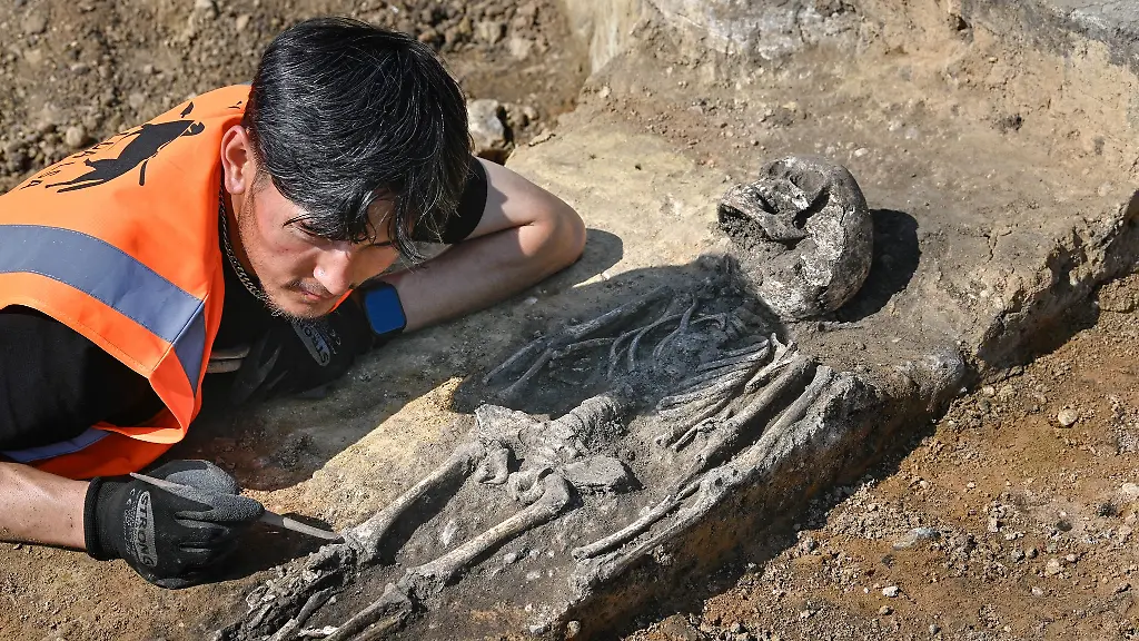 Grabungsarbeiter-Kazim-Bakhtivari-legt-die-Bestattung-eines-kranken-Kindes-mit-einem-sogenannten-Wasserkopf-frei