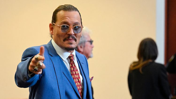 Mit seiner geschienten Hand habe Depp kaum eine Faust bilden können, sagt sein damaliger Chirurg.