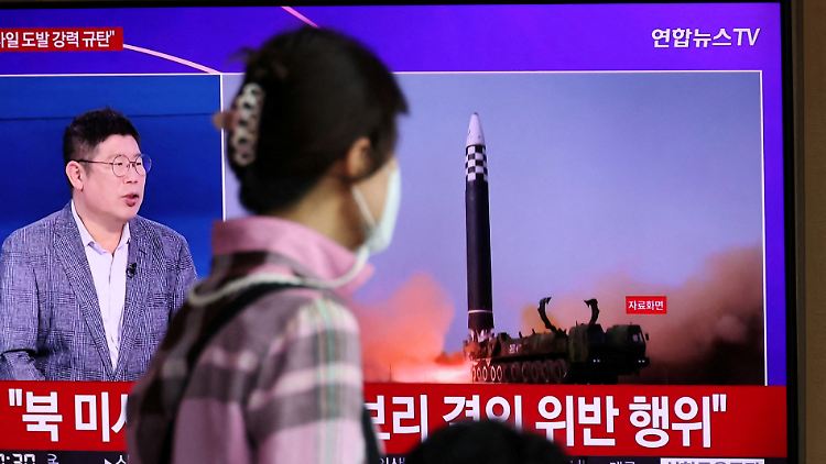 Südkoreas Fernsehen berichtet über die Raketentests.