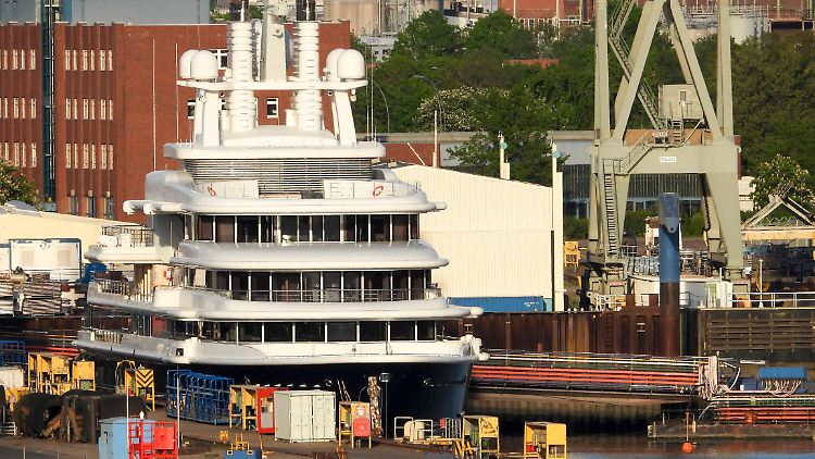 Beschlagnahmte russische Oligarchen-Yacht "Luna" liegt im Mai 2022 ausgedockt im Hamburger Hafen.