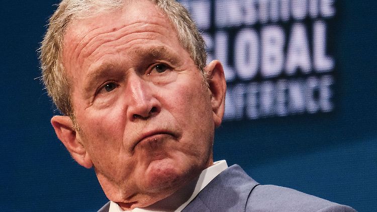 Als Motiv gab der Iraker den US-Einmarsch in sein Heimatland im Jahr 2003 an. George W. Bush war damals US-Präsident.