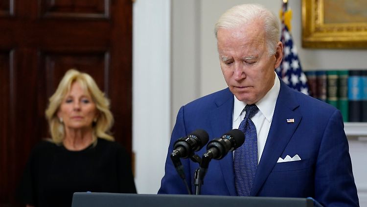 Bidens Ehefrau Jill begleitete ihren Mann bei seiner Stellungnahme.
