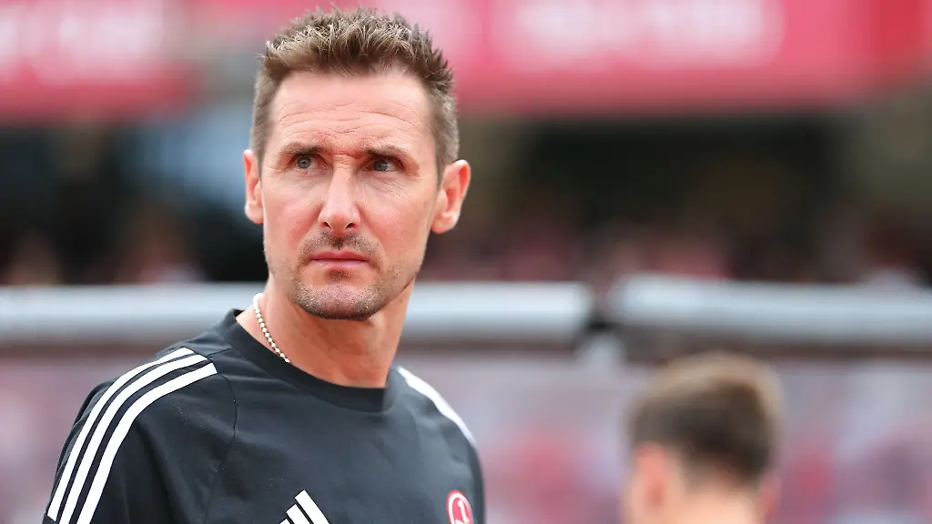 Erste-Etappe-fuer-Miro-Klose-in-der-2-Liga-der-Karlsruher-SC