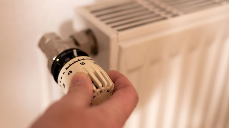 Die Verbraucherschützer kritisierten, dass viele Mieterinnen und Mieter weiterhin den Großteil des CO2-Preises zahlen müssten, obwohl sie keinen Einfluss auf das Heizsystem ihrer Wohnung haben.