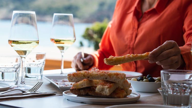Ein Glas Wein oder Wasser gehört für viele zur Mahlzeit dazu - aber ist das Trinken zum Essen aus gesundheitlicher Sicht ratsam?