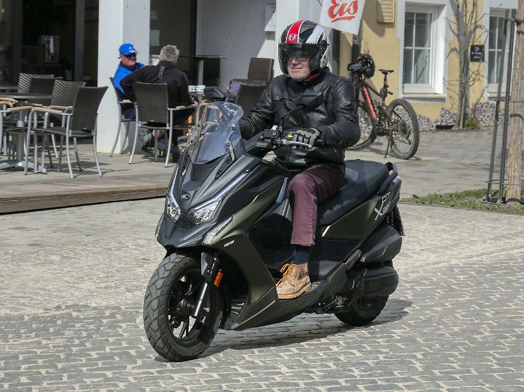 Der Kymkop DT C360 125i ist zwar keine Rennmaschine, überholt wird man dennoch selten.