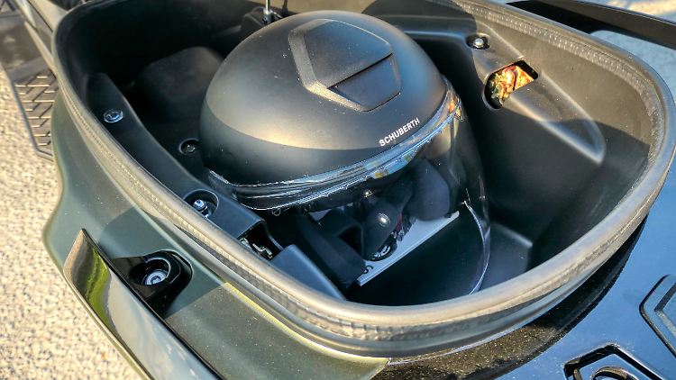 Ein Integralhelm passt locker in das Staufach unter der Sitzbank des Kymco DT X360 125i.