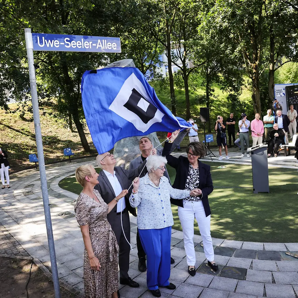 Die-Sylvesterallee-am-Volksparstadion-heisst-jetzt-Uwe-Seeler-Allee
