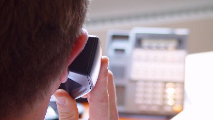 Exzessives Arbeiten ist bei Führungskräften weiter verbreitet als bei anderen Beschäftigten.