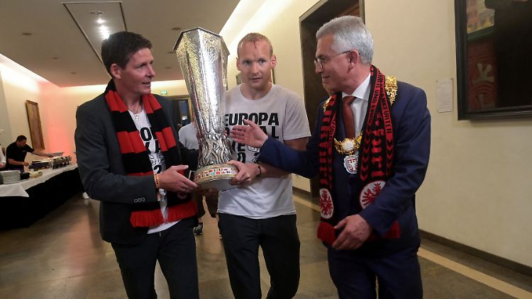 Eigentlich sollten Trainer Glasner und Kapitän Rode den Frankfurtern den Europa-League-Pokal präsentieren - doch Feldmann knöpften ihnen die Trophäe kurzerhand ab.