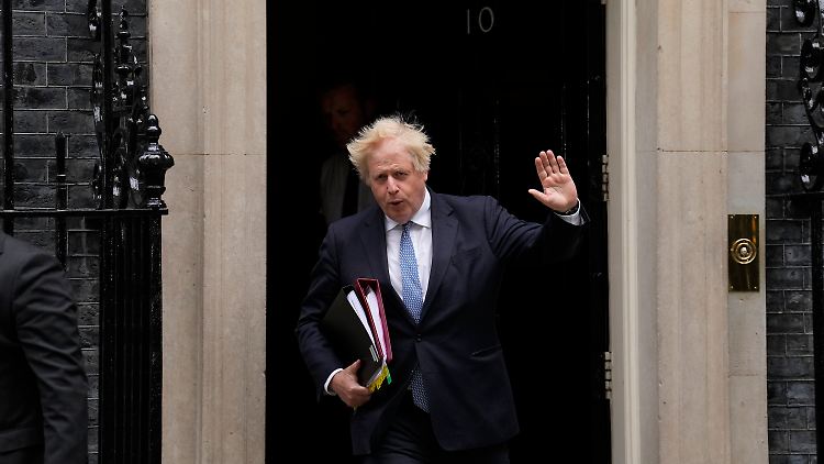 Der britische Premierminister Boris Johnson vor Downing Street 10: Über den "exzessiven Alkoholkonsum" und anderes Fehlverhalten am Regierungssitz sind laut Untersuchungsbericht viele Menschen "bestürzt".
