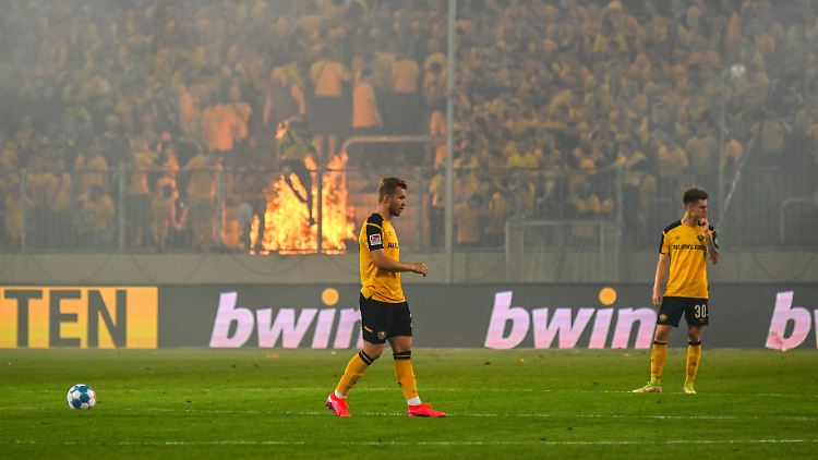 Ja, das ist wirklich ein Feuer im Fanblock.