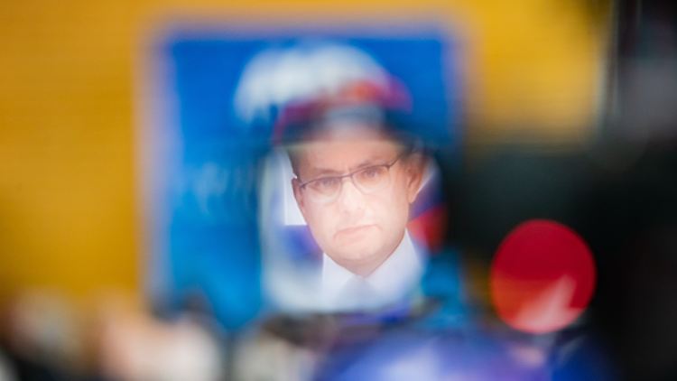 Der Streit dreht sich um die Frage: Darf das Bundesamt für Verfassungsschutz die Partei als sogenannten Verdachtsfall einstufen und dementsprechend beobachten?