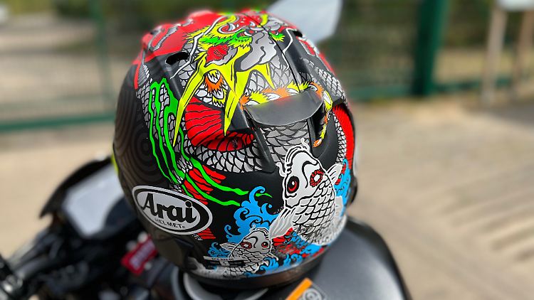 Der zusätzliche AirWing de Arai RX-7V EVO verringert die Flatterneigungen des Helms bei hohen Geschwindigkeiten.