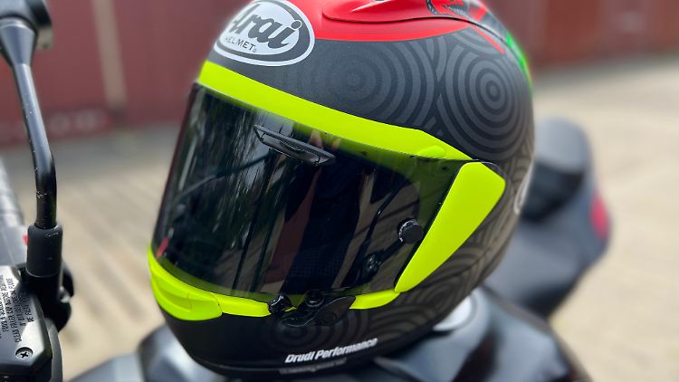 Die Visierverriegelung des Arai RX-7V EVO ist den Helmen für die Formel-1-Fahrer entlehnt.