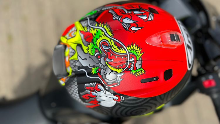 Die verbesserte Aerodynamik wird unter anderen ein Luftfluss unter dem Arai RX-7V EVO erzeugt, der Windgeräusche und Luftturbulenzen reduziert.