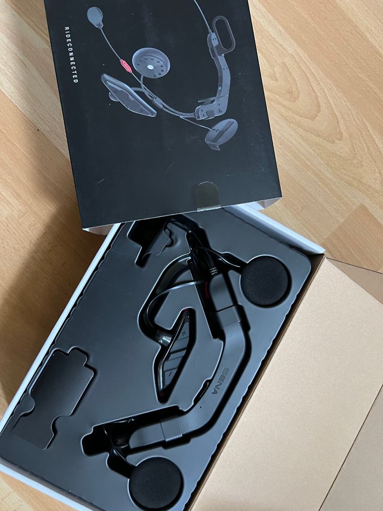 Das Kommunikationssystem ACS10 von Sena wurde eigentlich für den Quantum entwickelt, passt aber auch in den Arai RX-7V EVO.