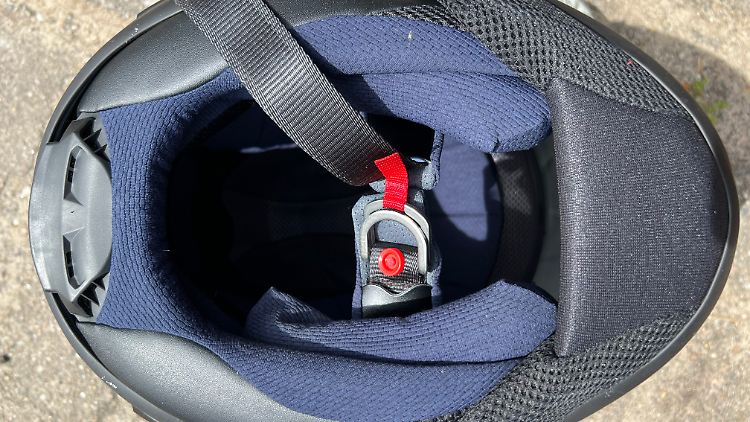 Die Innenpolster eines Arai können vom Profi nach vier bis sechs Wochen exakt auf den Kopf des Trägers angepasst werden.