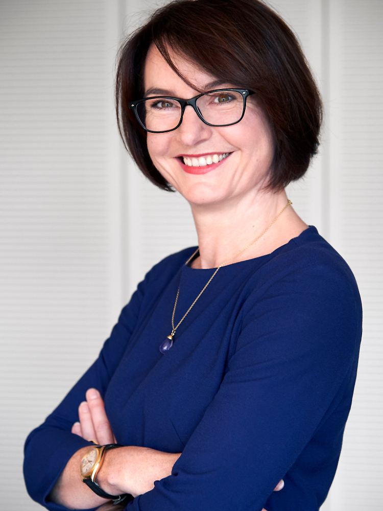 Iris Schöberl ist Chefin des Immobilienunternehmens BMO Real Estate Partners Germany. Das Unternehmen verwaltet rund 170 Immobilien an fast 90 Standorten in Deutschland. Zudem ist sie Vizepräsidentin des Zentralen Immobilien-Ausschusses (ZIA), des Dachverbands der deutschen Immobilienwirtschaft.