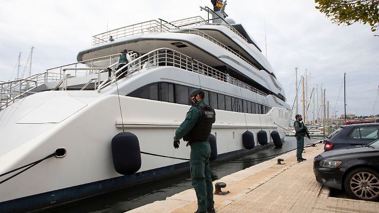 US-Bundesbeamte und die spanische Guardia Civil durchsuchen die Jacht "Tango" in Palma de Mallorca. Die Jacht gehört zu den Vermögenswerten, die mit einem Milliardär und engen Verbündeten des russischen Präsidenten Putin verbunden sind.