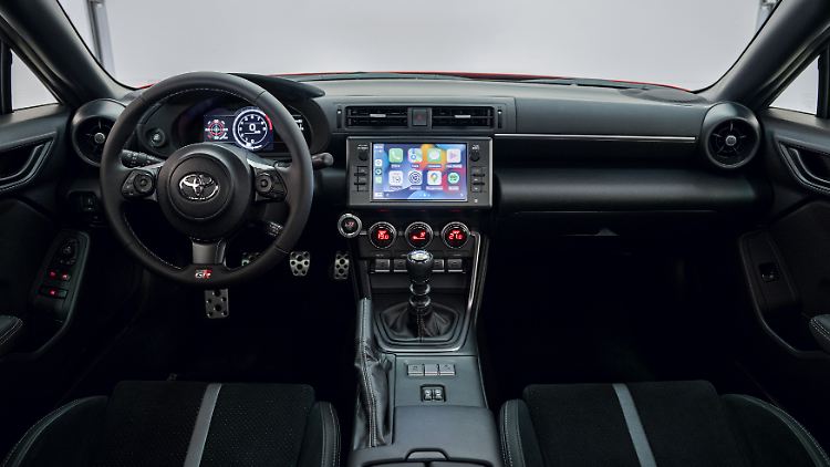 Das Cockpit ist, wie es sich gehört, beim Toyota GR 86 auf Sportlichkeit ausgerichtet.