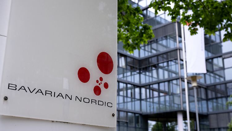 Bavarian Nordic hat seinen Hauptsitz in Dänemark, wo auch die Produktion stattfindet. Entwickelt wurde der Vektorimpfstoff in Martinsried bei München.