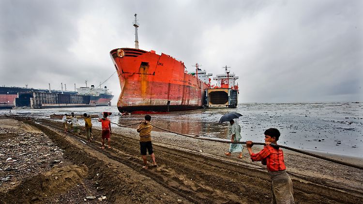 Alte Schiffe sind für Schrotthändler ein begehrtes Gut. In Asien wird quasi am Strand abgewrackt - auf Kosten der Umwelt.