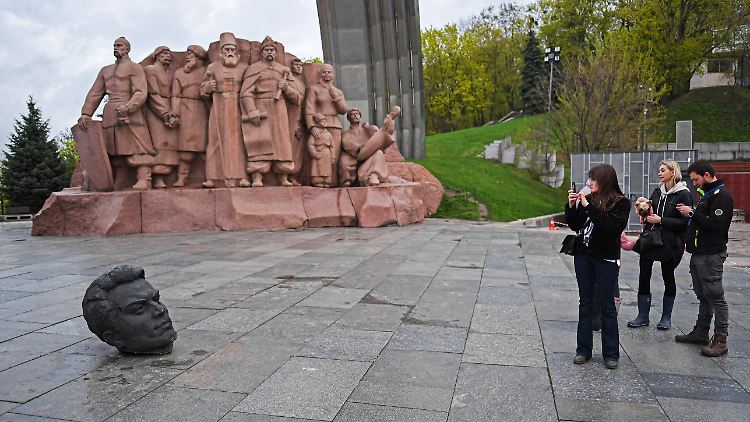 Das Denkmal der ukranisch-russischen Freundschaft unter dem Bogen der Völkerfreundschaft wurde bereits Ende April abmontiert.