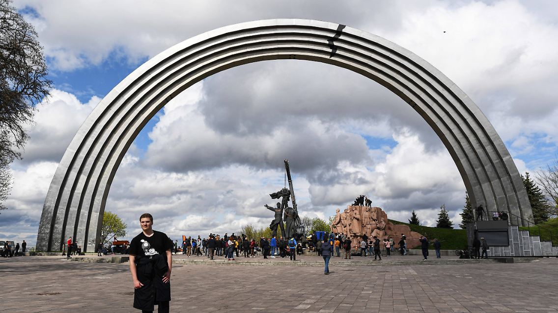 Ein bisschen sowjetisch sieht der "Bogen der Freiheit des ukrainischen Volkes" auch mit dem neuen Namen aus.