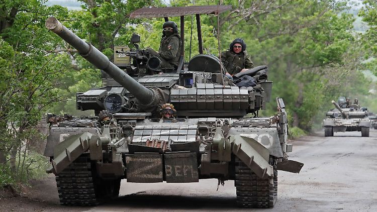 Russischer Panzer beim Vormarsch im Donbass.