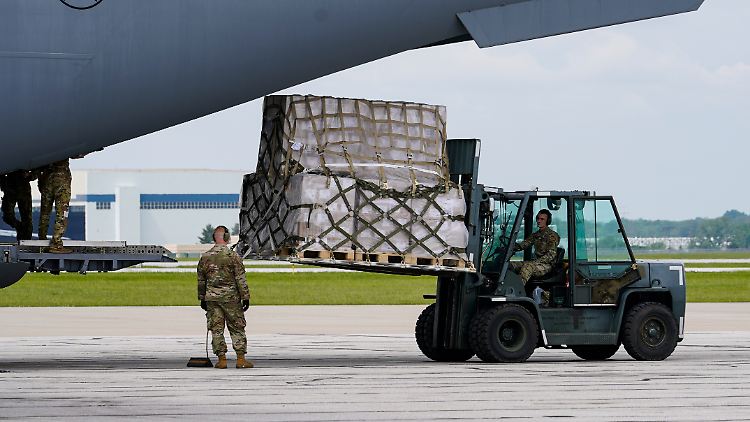 Am 22. Mai landete auf dem Flughafen in Indianapolis die erste Militärmaschine mit 30 Tonnen Babynahrung aus Europa an Bord.