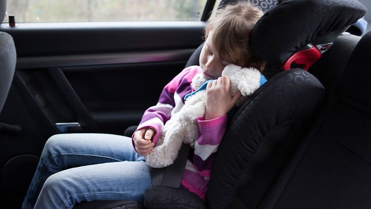 Auch größere Kinder gehören noch in einen Kindersitz, um bei Unfällen ausreichend geschützt zu sein.