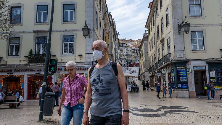 In Portugal steigt auch die Zahl der Todesfälle im Zusammenhang mit einer Corona-Infektion wieder an. In Lissabon wird auch draußen noch Maske getragen. 