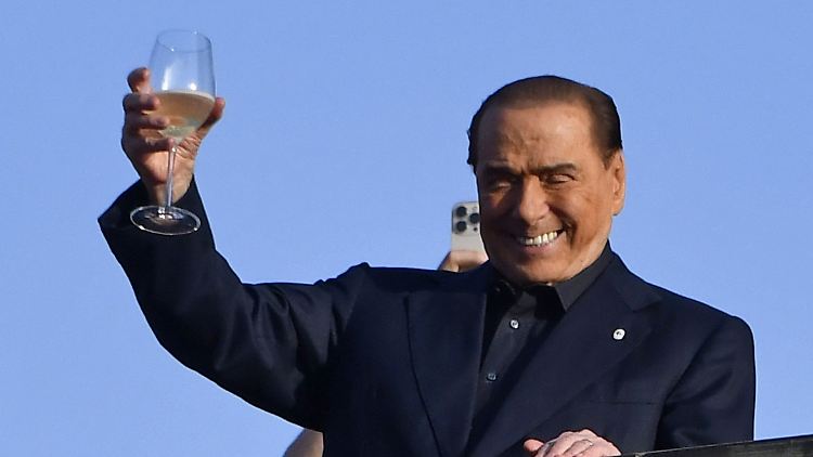 Die Anklage geht davon aus, dass Berlusconi die jungen Frauen zu Falschaussagen vor Gericht gedrängt hat.