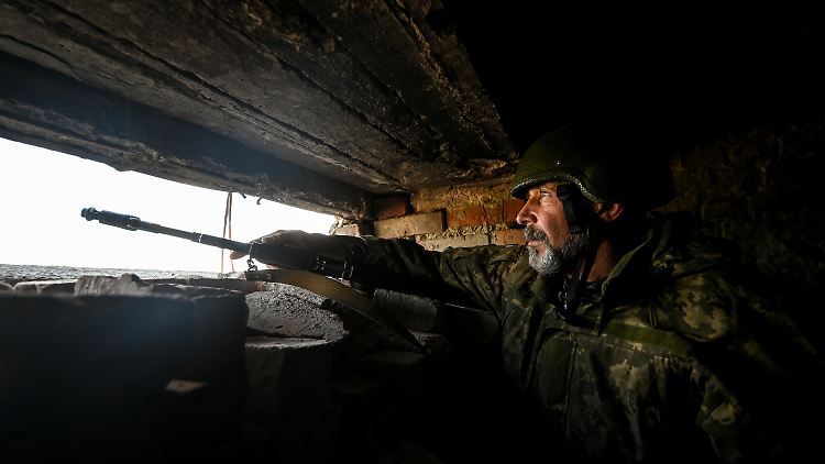In den Uniformen der ukrainischen Armee kämpfen auch Angehörige anderer Staaten, manche Israelis ziehen aus Verbundenheit in den Krieg.