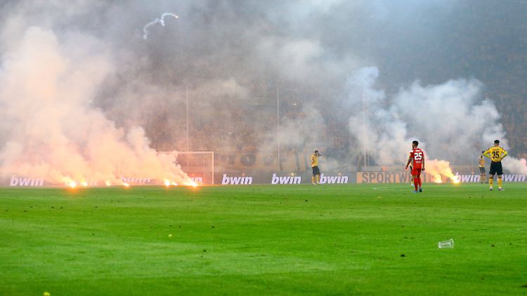 FEld in Flammen.